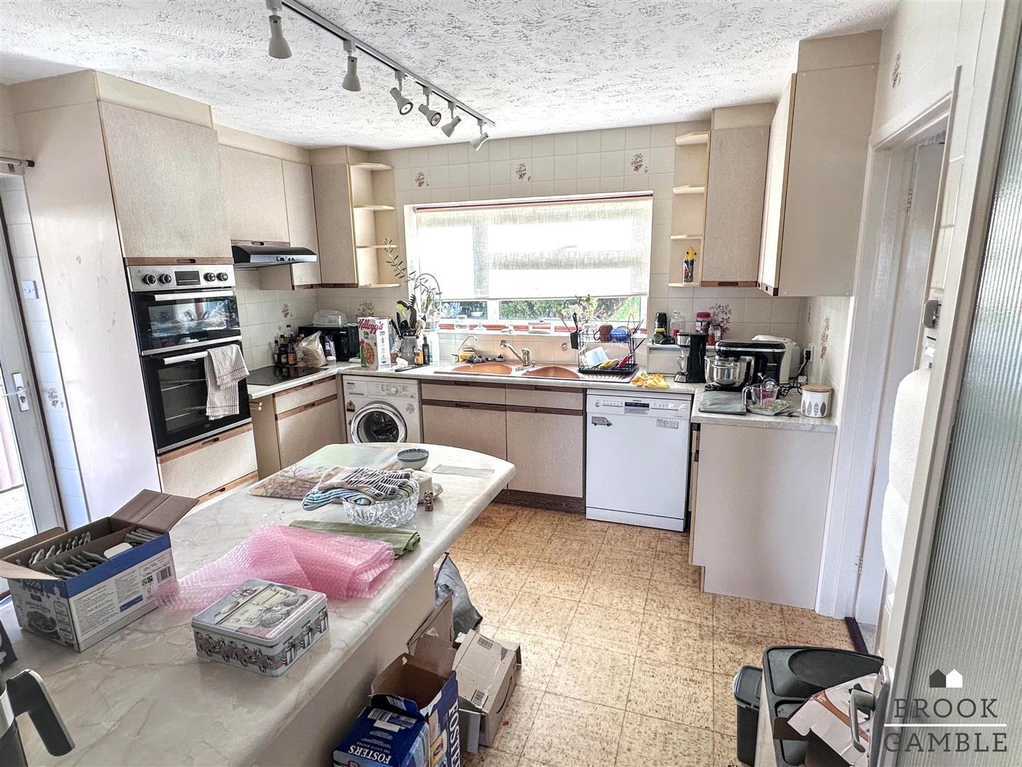 3 Bedroom House. Old Mansion Close in Eastbourne, East Sussex 10